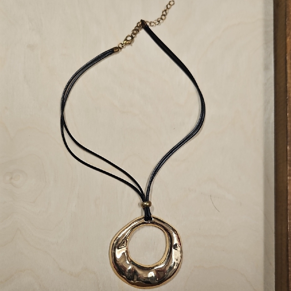 Elegant Gold and Black Pendant Necklace